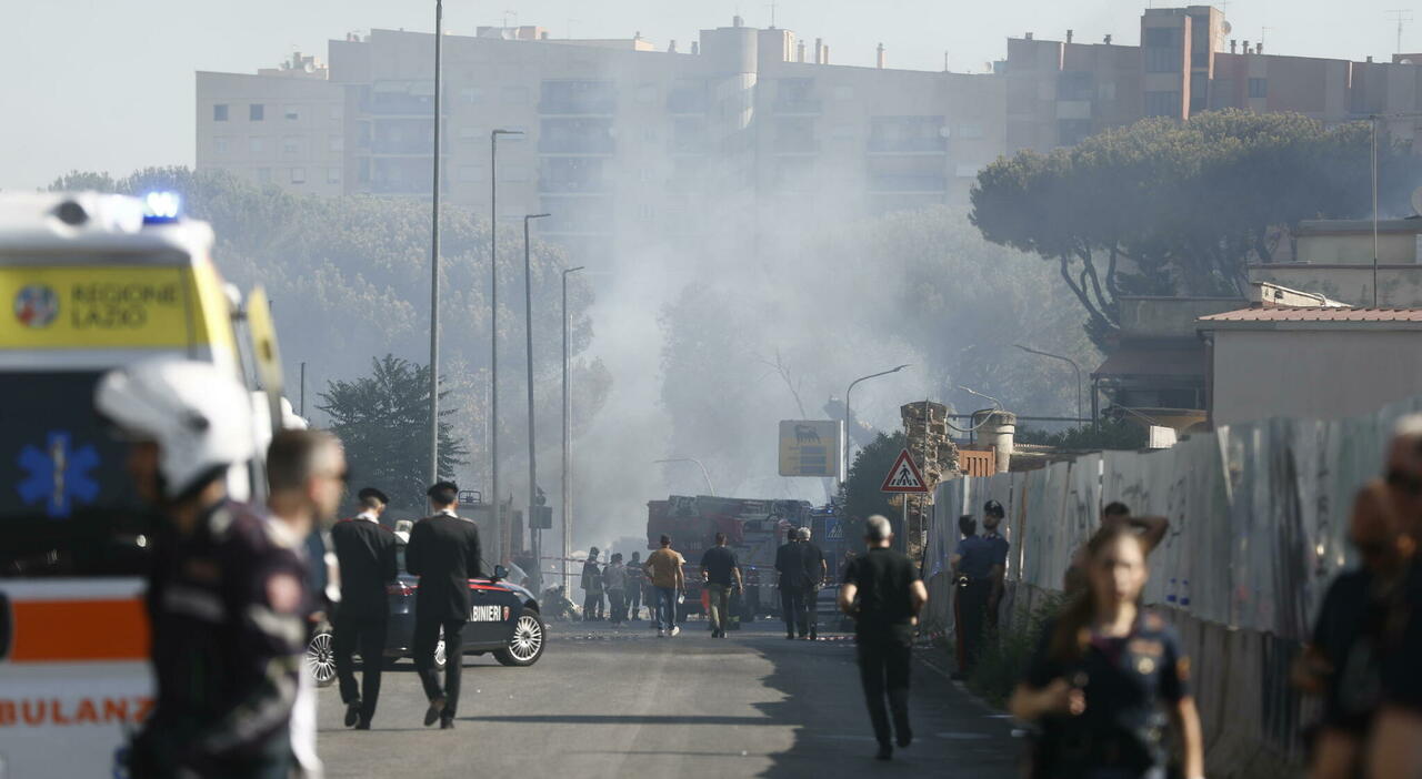 Il luogo in via dei Gordiani, al Prenestino, dove è avvenuta un'esplosione ad un distributore di benzina, Roma, 04 luglio 2025. ANSA/ANGELO CARCONI
