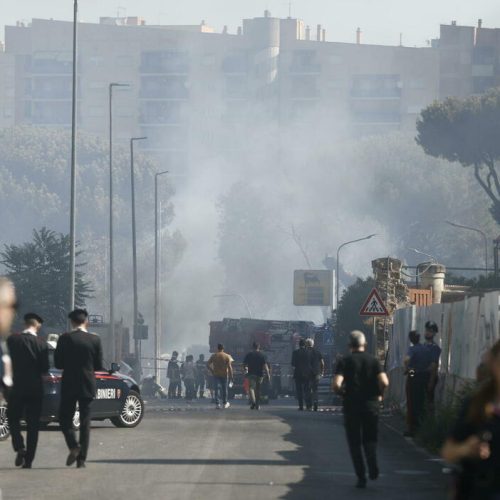 Il luogo in via dei Gordiani, al Prenestino, dove è avvenuta un'esplosione ad un distributore di benzina, Roma, 04 luglio 2025. ANSA/ANGELO CARCONI